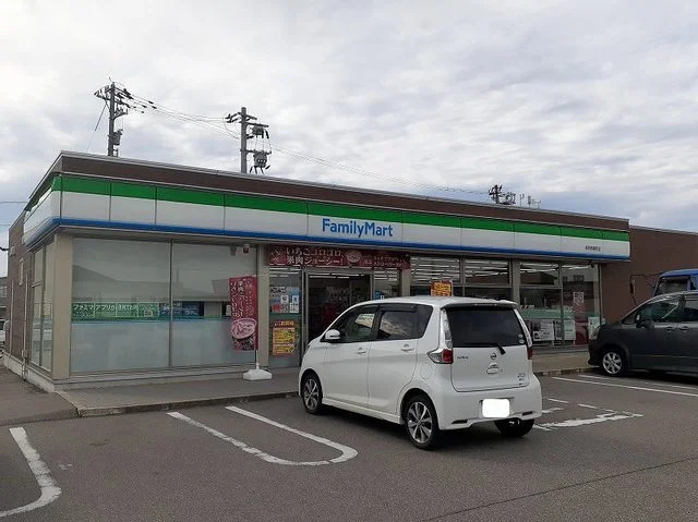 ファミリーマートまで550m