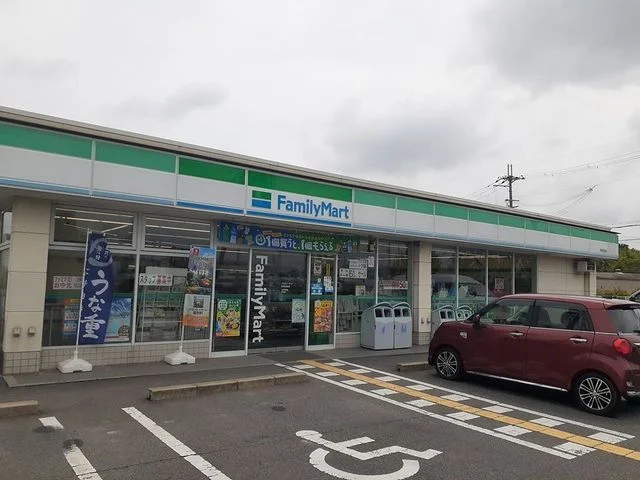 ファミリーマート様まで900m