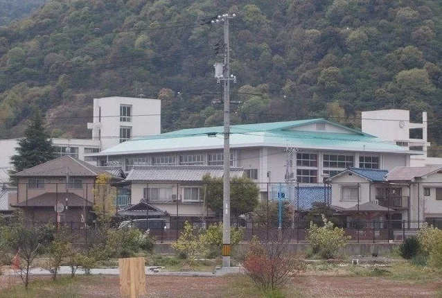 大野西小学校まで1300m