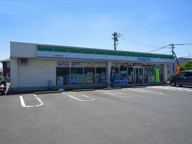 ファミリーマートまで73m