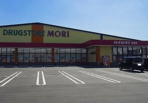 ドラッグストアモリ江北店まで490m