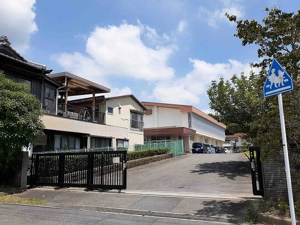 亀山市立野登小学校まで400m