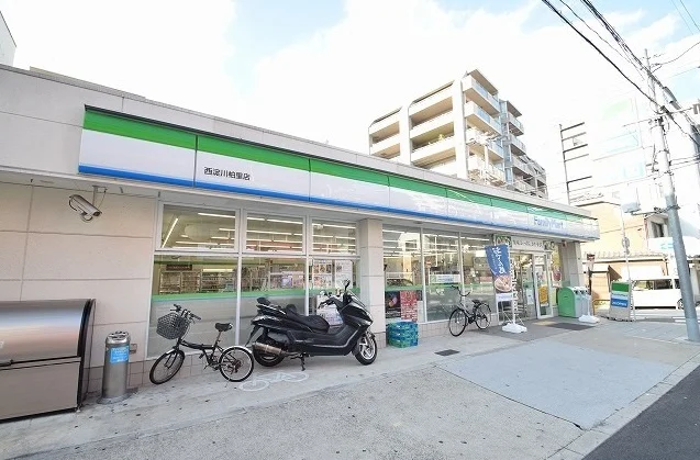 ファミリーマートまで220m