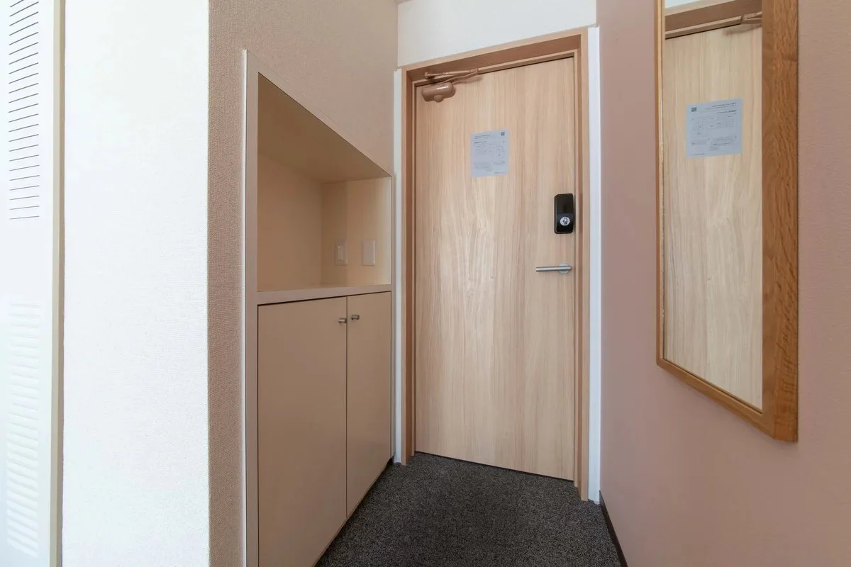 クッションや長押、ベッドライトはかわいらしくアクセントに。