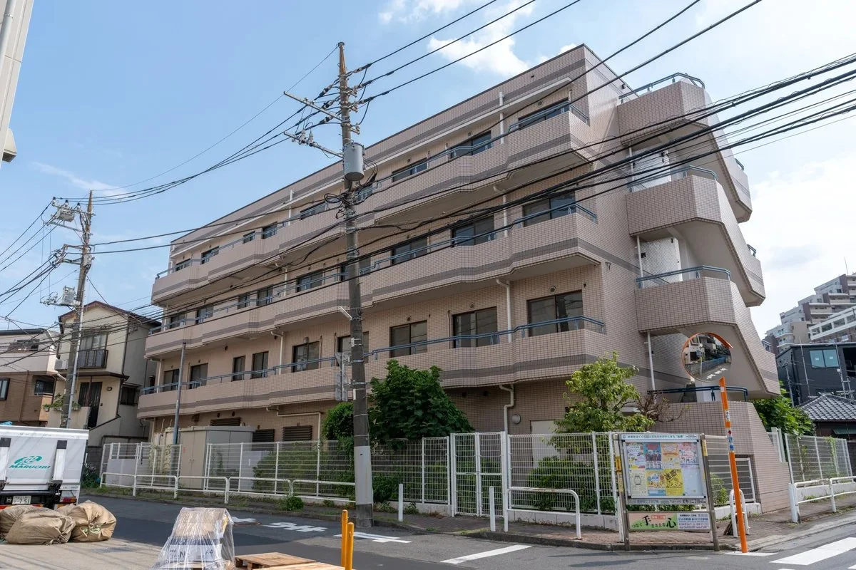 こちらが外観です。がっしりしていて安心感のある建物。