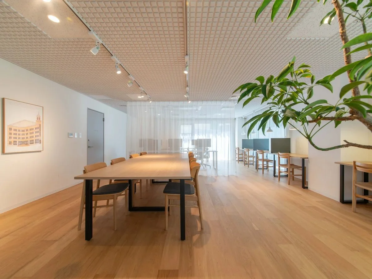 2人でも座れるゆったりとしたソファもございますよ。