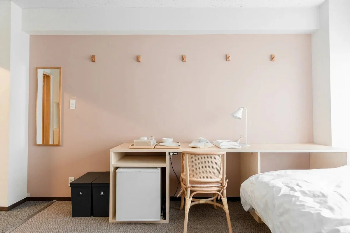 大きなデスクは収納も兼ねていて機能的！壁のフックも飾る収納にできますね。