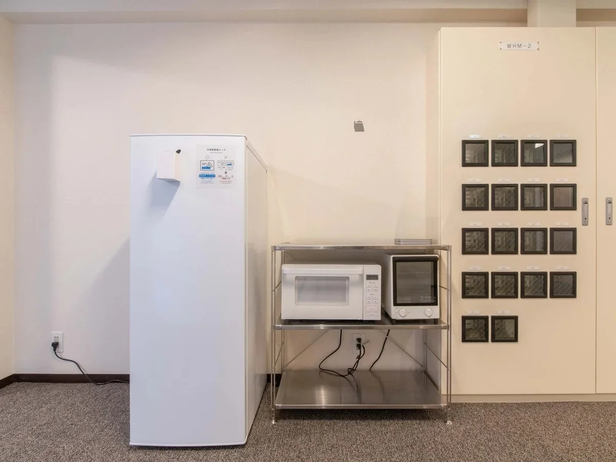 各階には、簡単な調理ができる家電スペースも。キッチンに行くほどでないお食事のご用意はこちらで済ませられます！