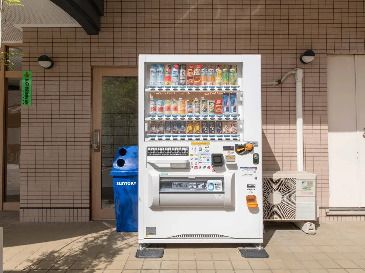エントランス横には自動販売機もありますよ。