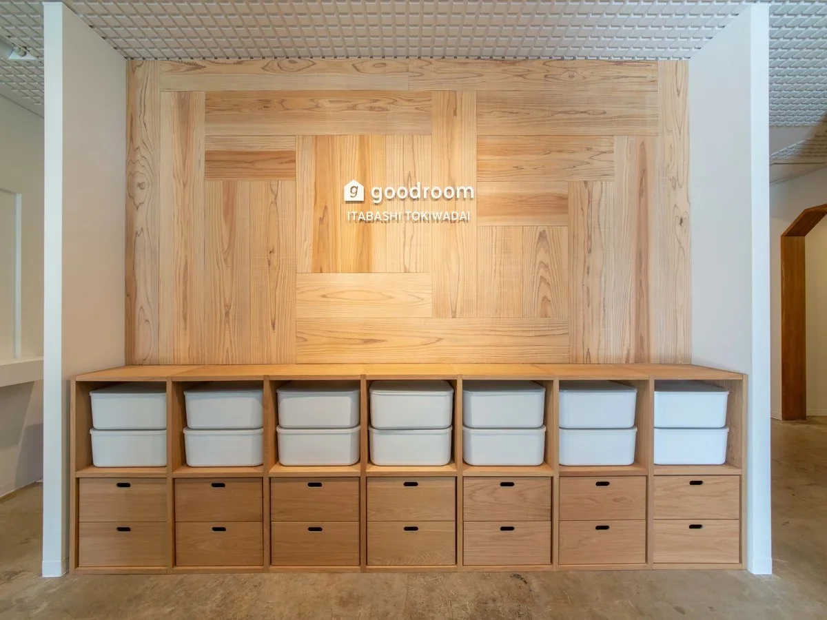 エントランスは木の温もりを感じられる空間です。