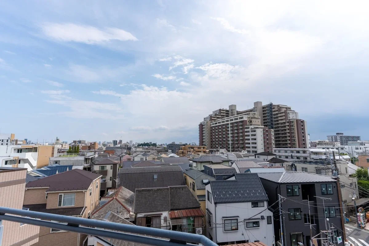 建物は5階建て。最上階は街を見渡せます。