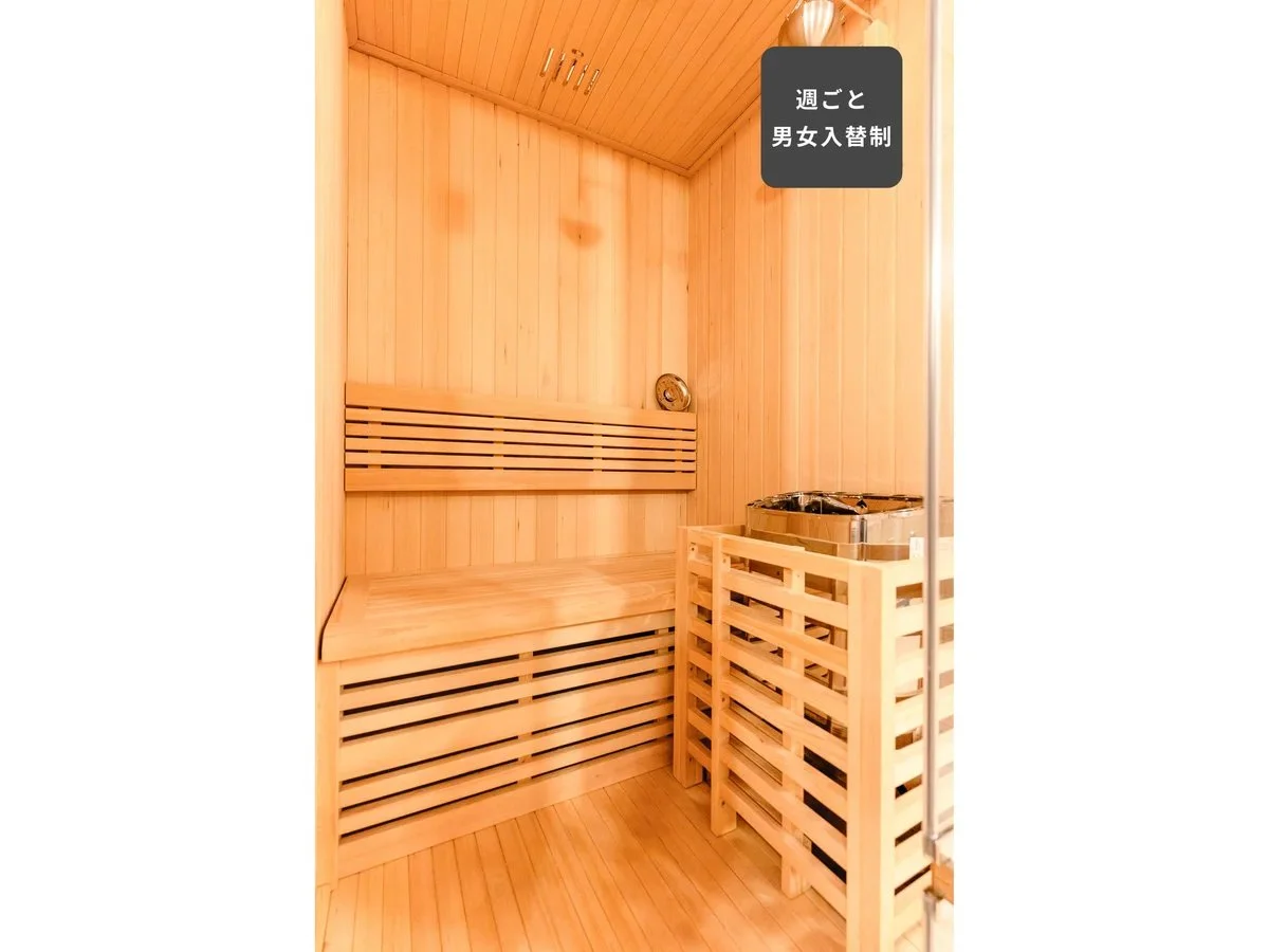 サウナは1~2名でお使いいただける木のぬくもりあふれる空間に。