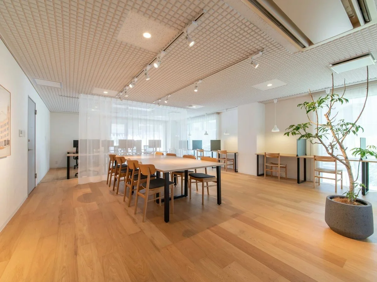 1階のシェアラウンジはお食事やお仕事など、気分転換にお使いください！