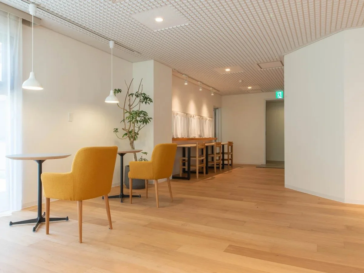 テーブルや椅子の種類は場所で異なるので、気分や用途に合わせて選べますね。