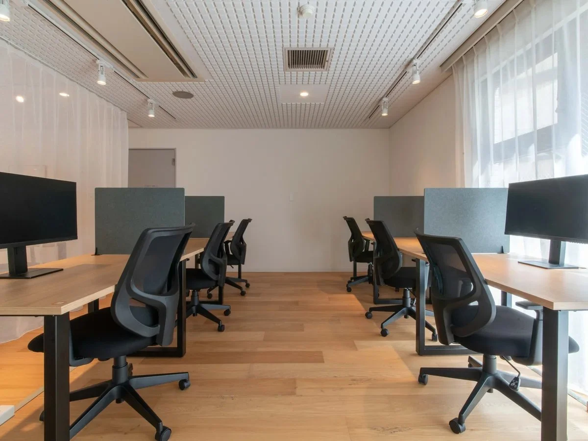 奥にはあると嬉しいモニター付きのスペースが。リモートワークにぜひ。