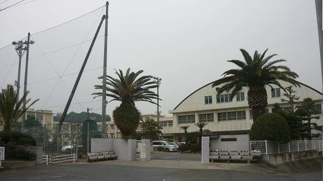 今治市立西中学校まで550m