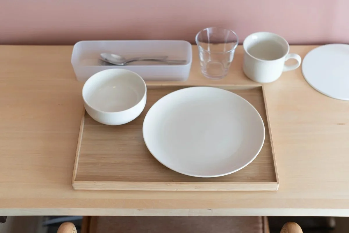 引き出しの中には、無印良品で統一した食器等も。