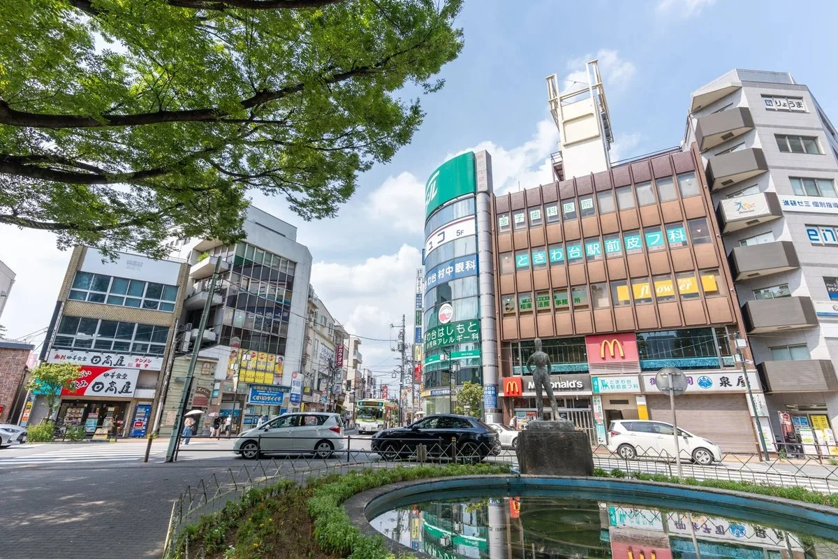 駅前にはコンビニやドラッグストア、飲食店があります。