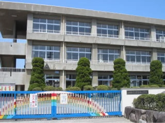 琴浦西小学校まで1400m