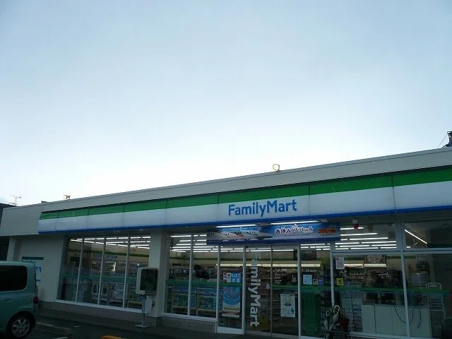 ファミリーマート日南星倉店まで190m