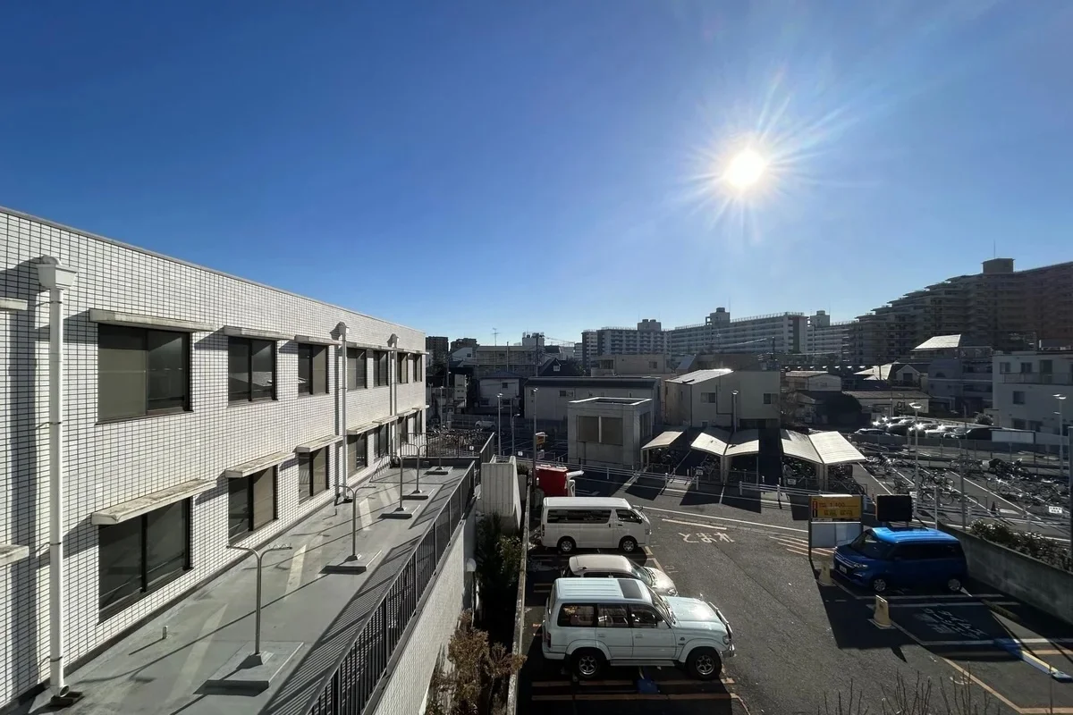建物の前は駐車場なので、開けています！※眺望はお部屋によって異なります。