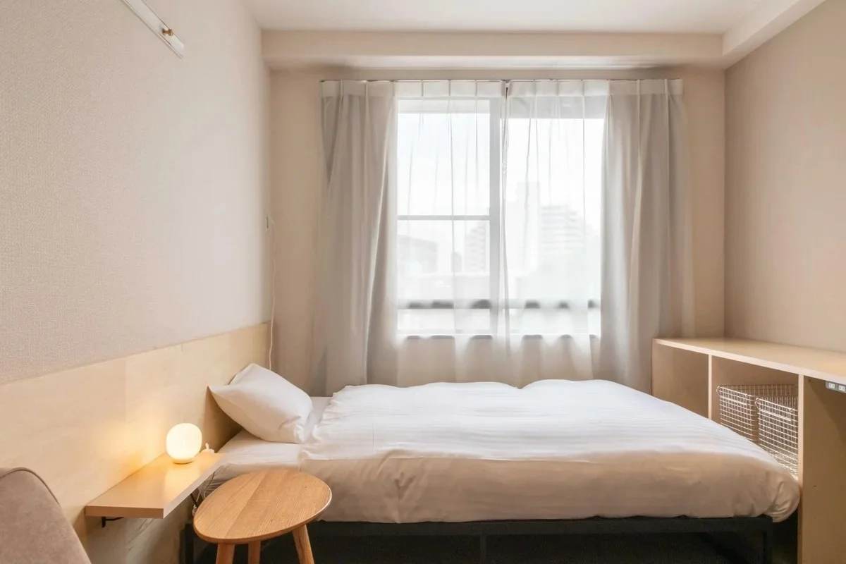 ベッドはセミダブルサイズで広々と。枕元にライトもありますよ。