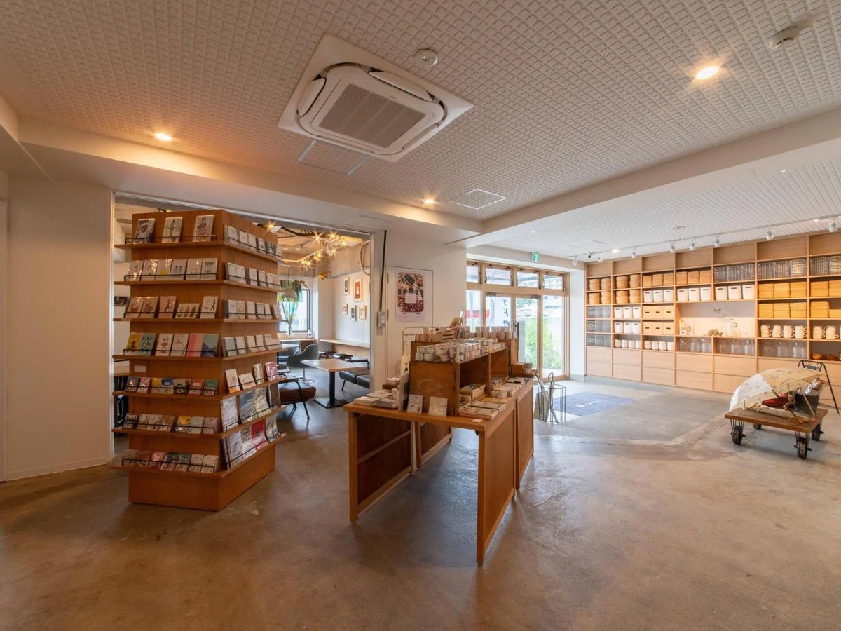 エントランスでは雑貨の販売も。こだわりのかわいいアイテムたちがずらり！