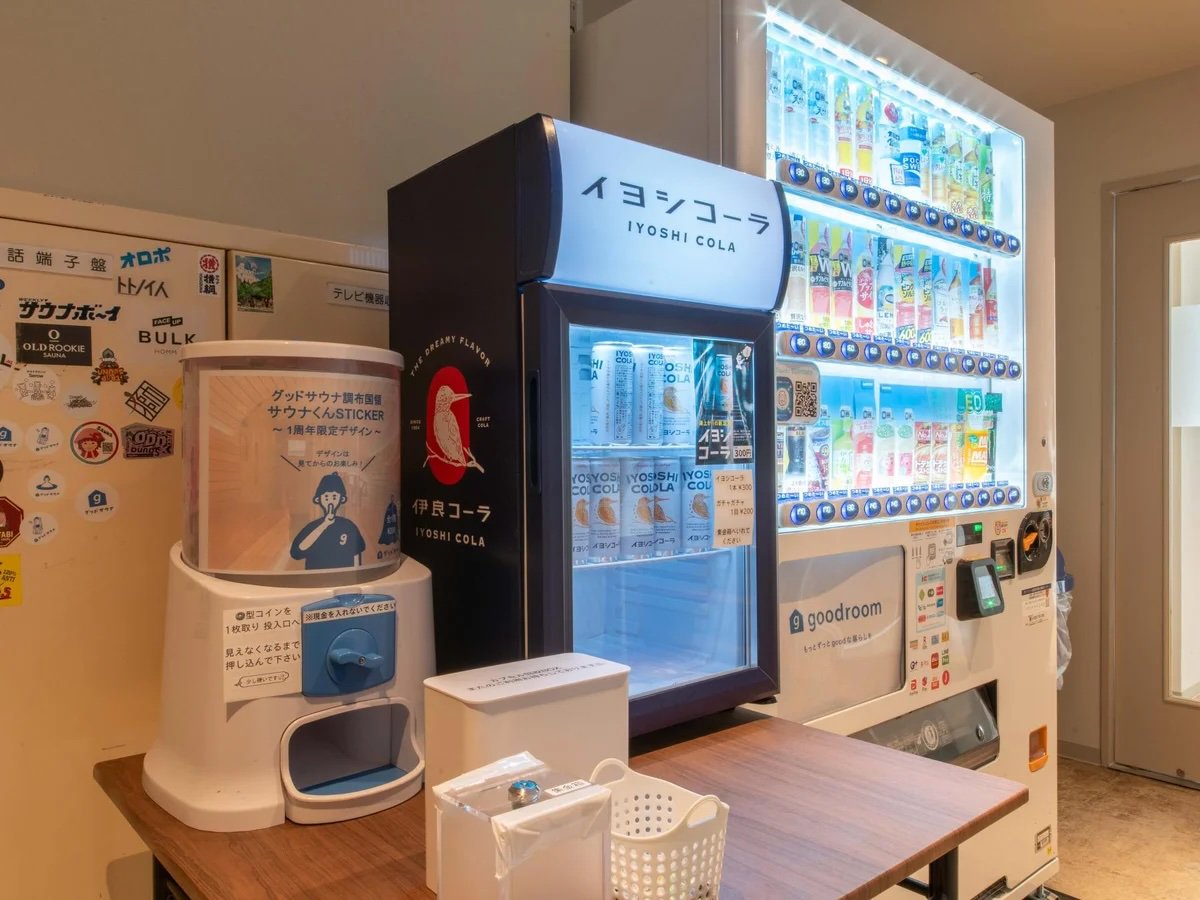 サウナの前にはキャッシュレスの自動販売機。コーラとサウナくんのガチャガチャも楽しめます！