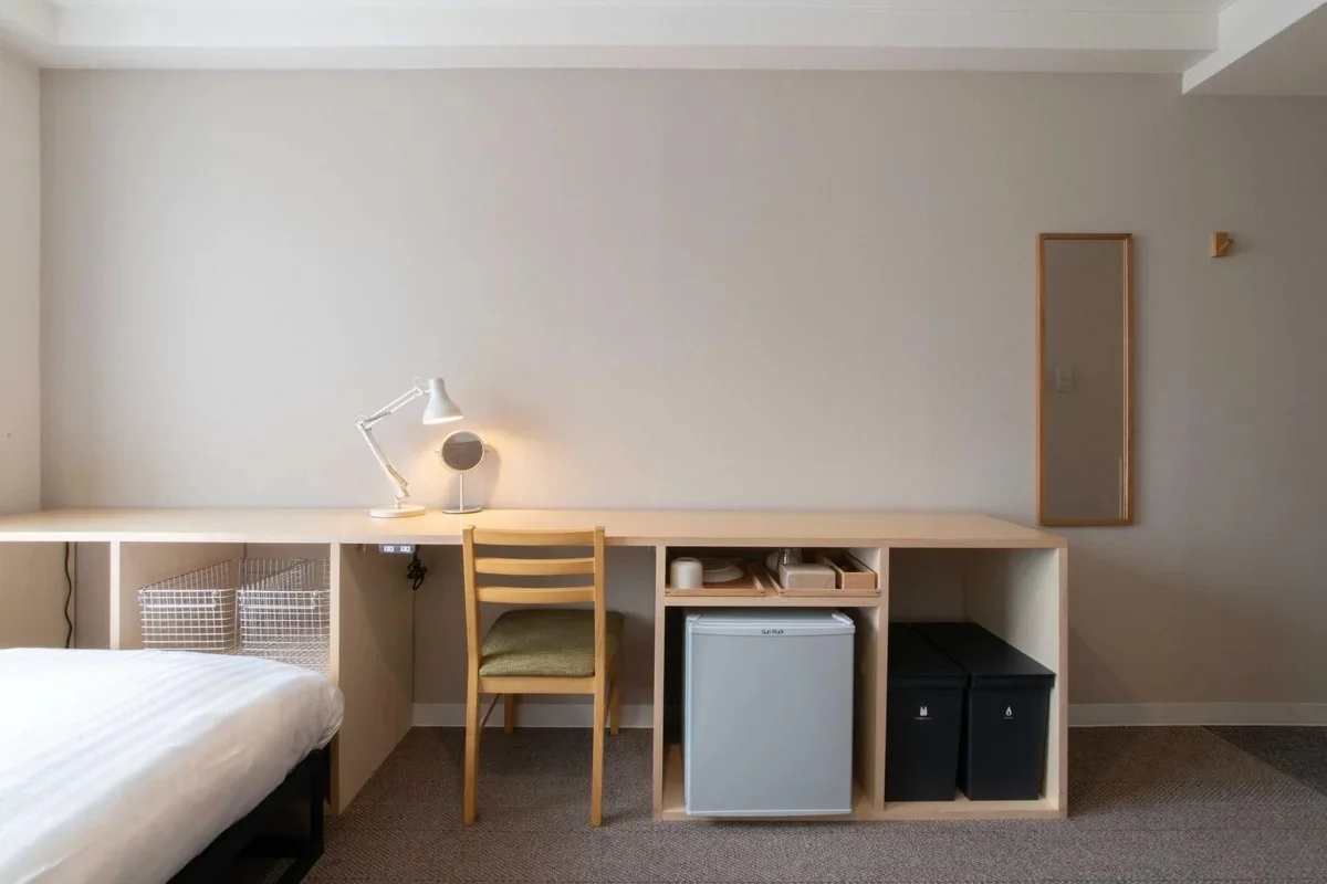 デスクは収納を兼ねていて、モニター置いたりなど広々と使えます！