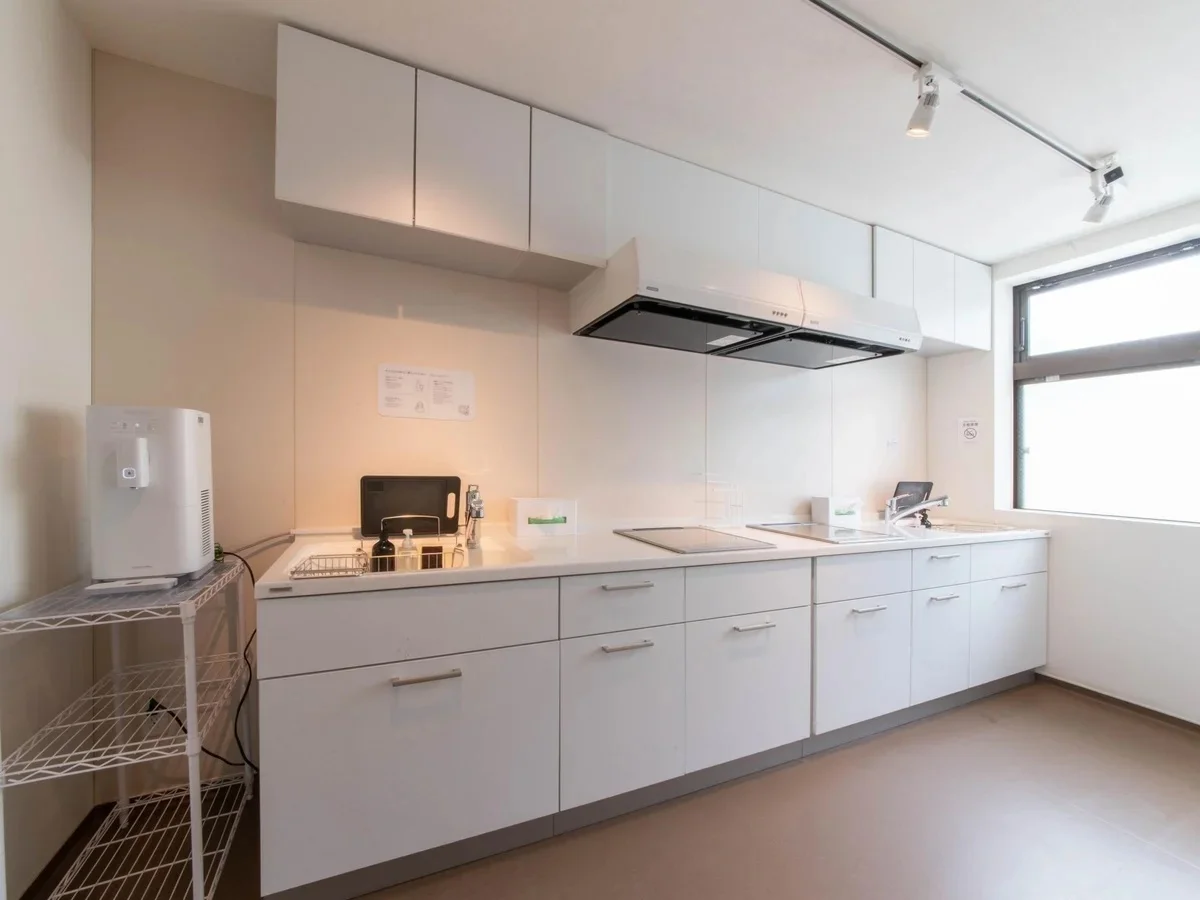 ラウンジの隣にはシェアキッチンが！広々システムキッチンが2台並びます。