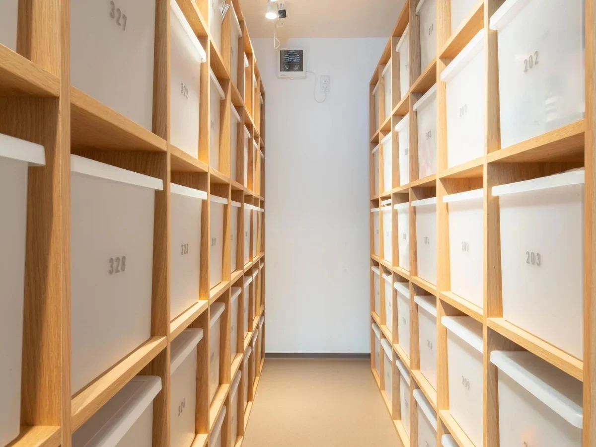 乾物や調味料などを保存できるストッカーも。お部屋ごとにボックスがありますよ！