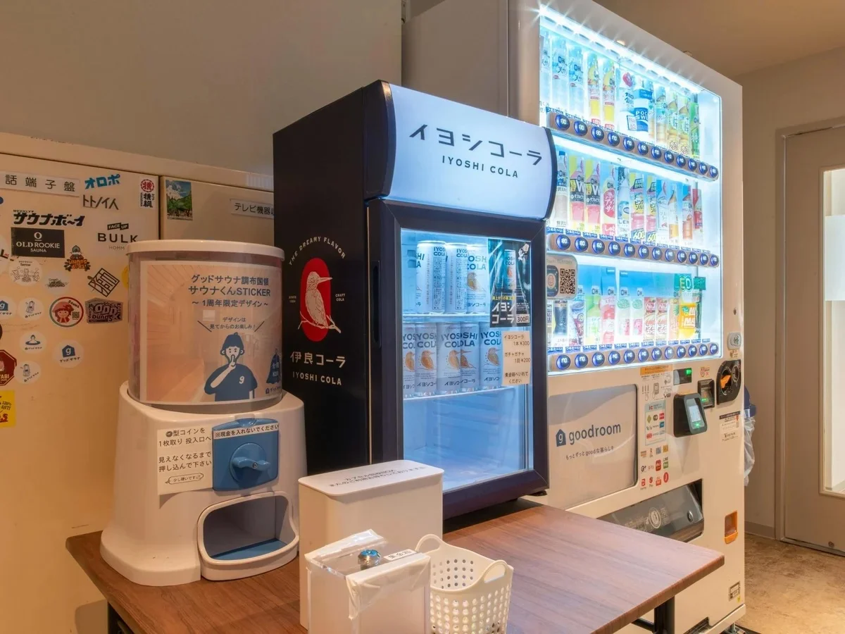 サウナの前にはキャッシュレスの自動販売機。コーラとサウナくんのガチャガチャも楽しめます！