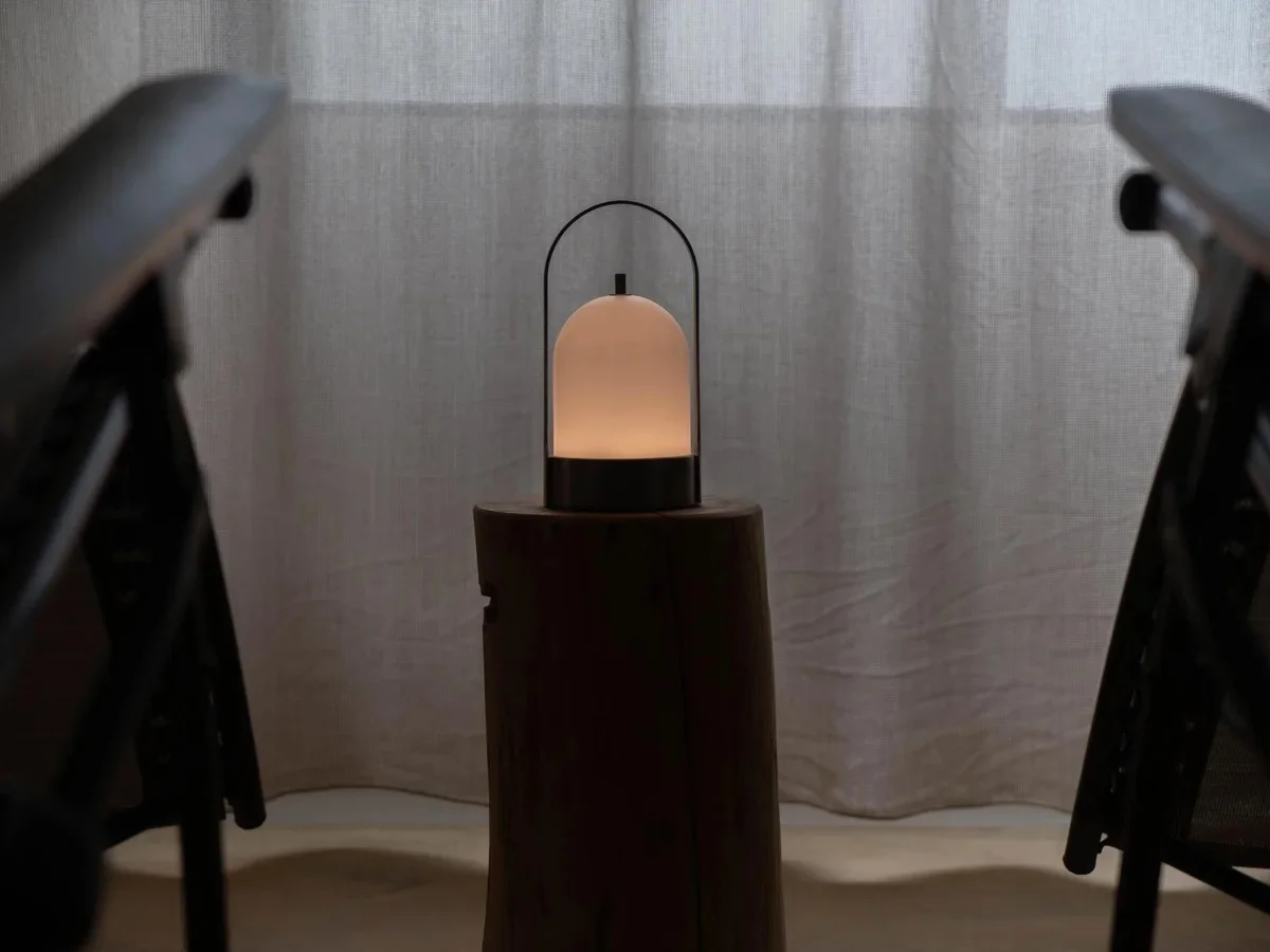 窓から差し込む光と、手元のライトが心地いい空間を作り出しています。