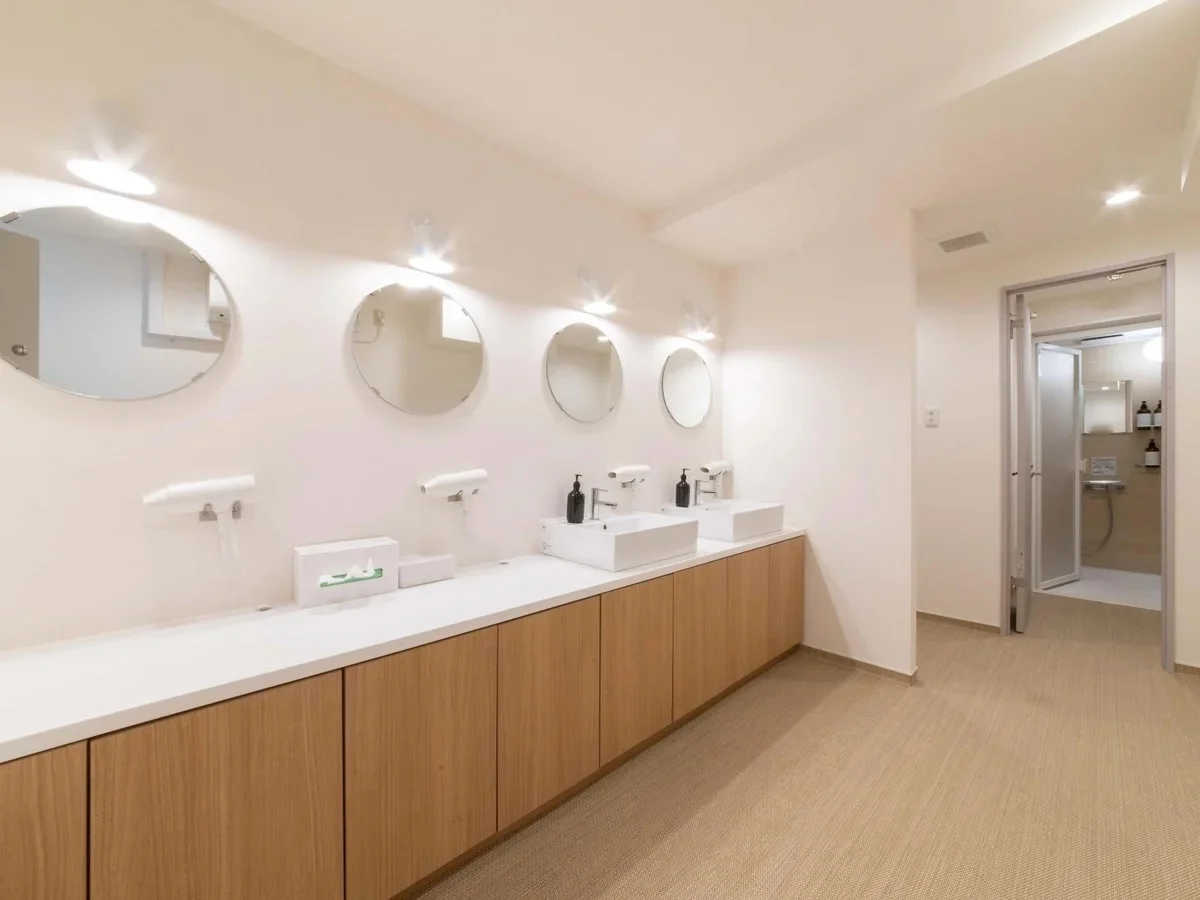 シャワールームはラウンジの隣です。