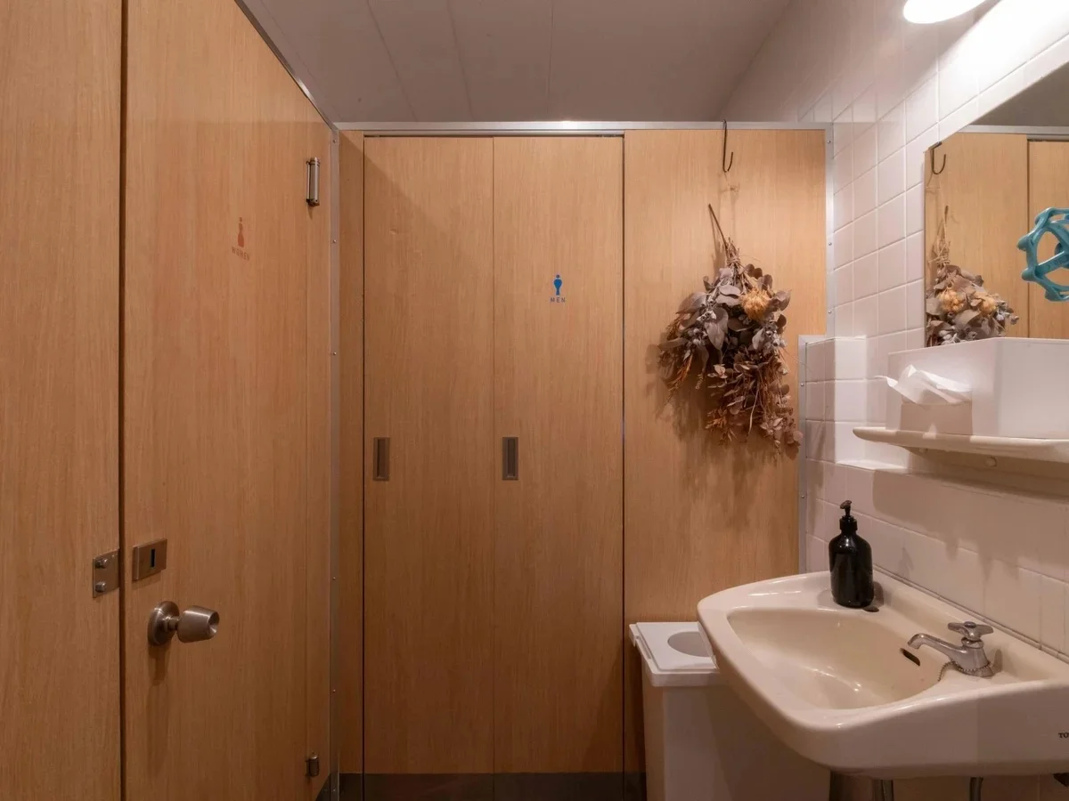 1階のお手洗い。男女でスペースを区切っています。