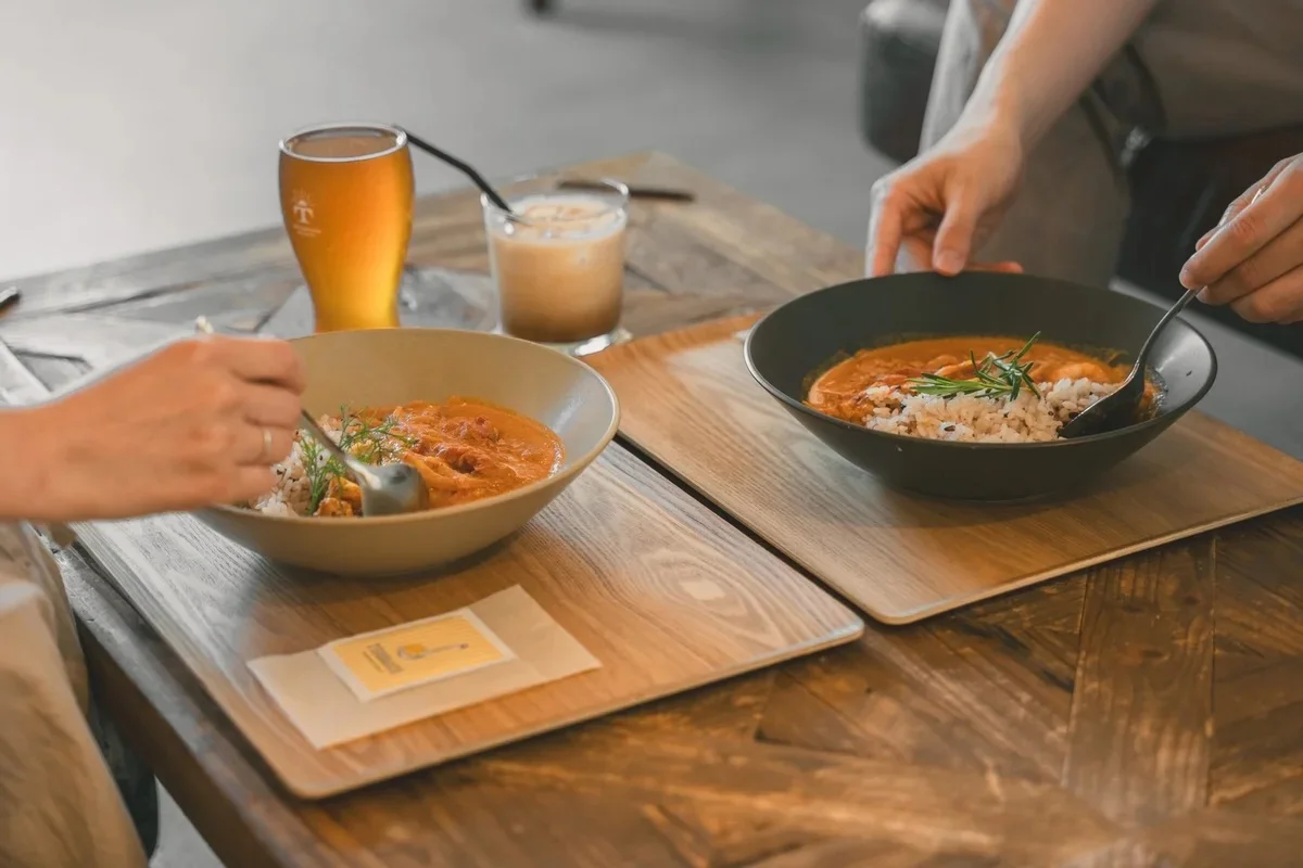 カレーなどのフードメニューも充実しています。