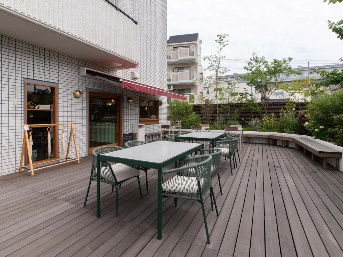 外にはテラス席も！外からの注文も可能です◎