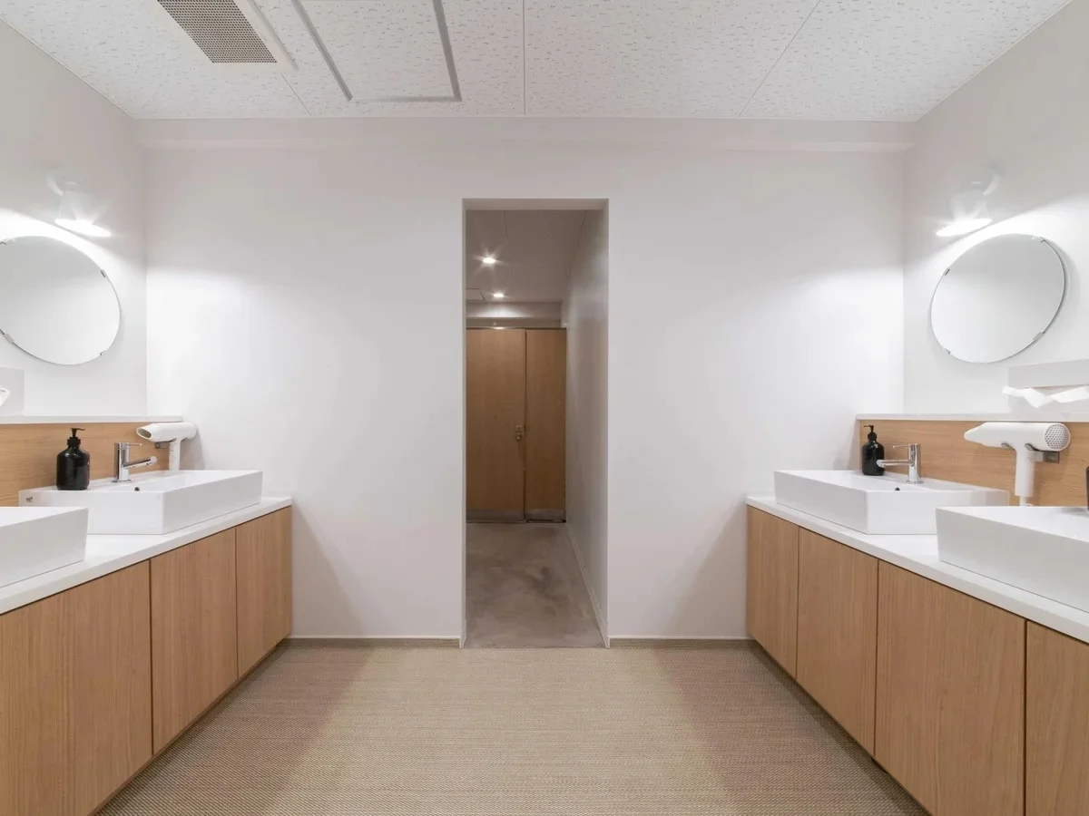 1階のお手洗い。男女でスペースを区切っています。