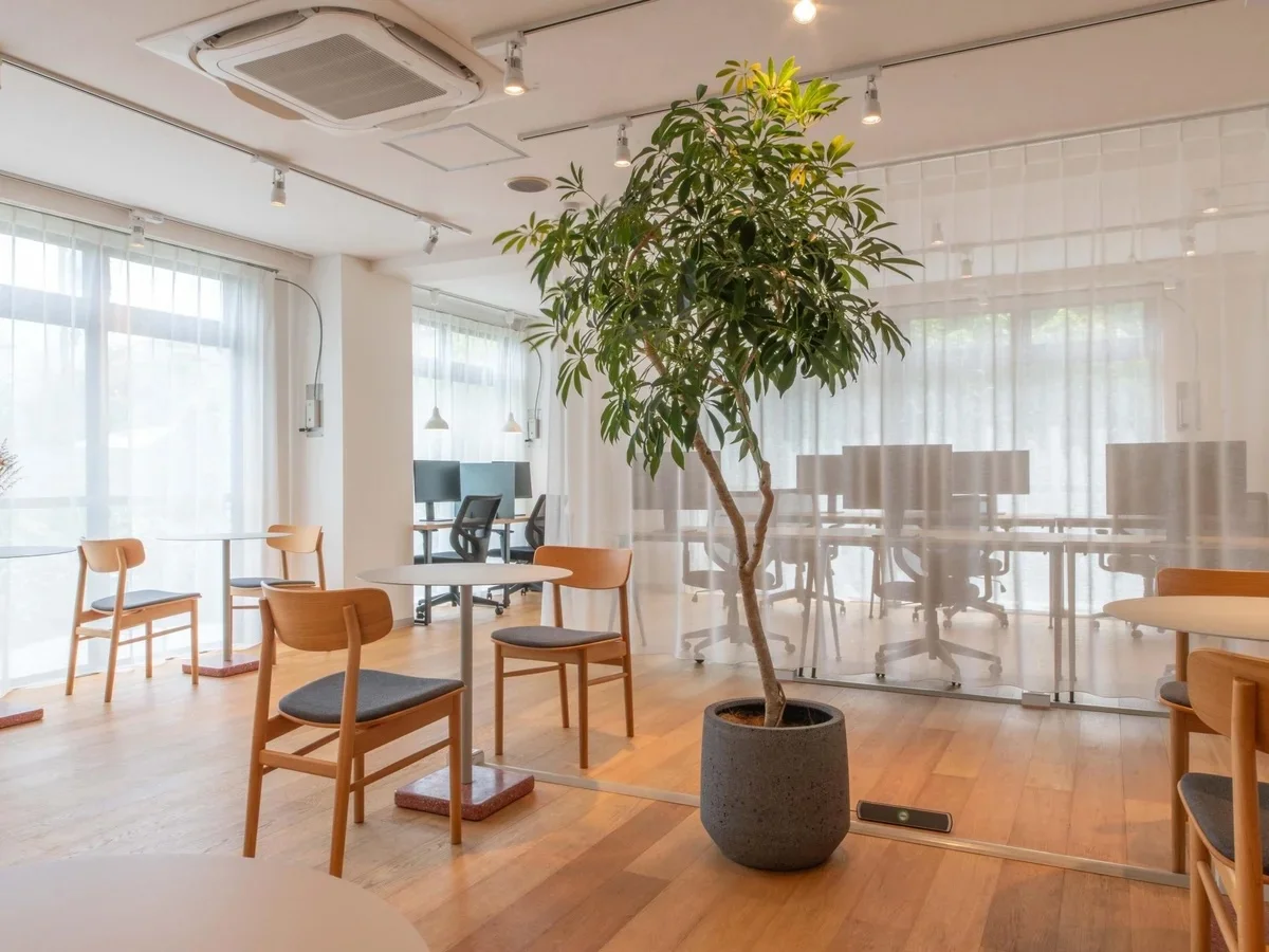 1階には24時間使い放題のシェアラウンジがあります！