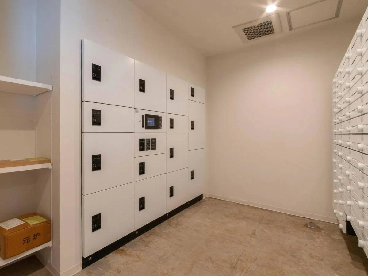 ポストとたっぷりの宅配ボックス。出前サービスの置き配もこちらで可能です。