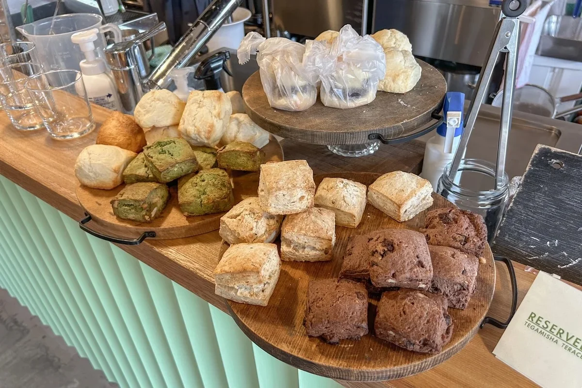 自家製のスコーンや、