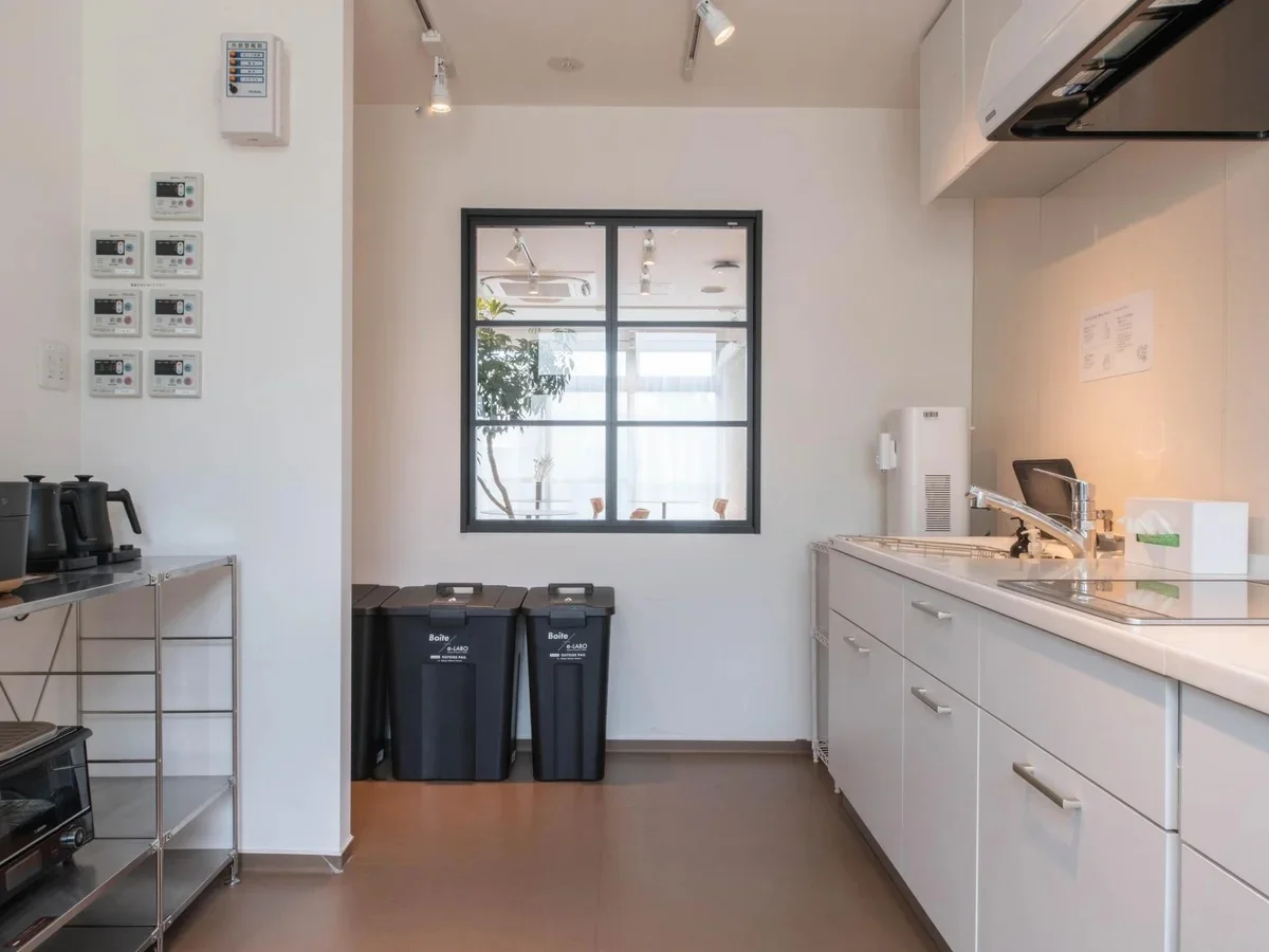 小窓からはラウンジがのぞけます。