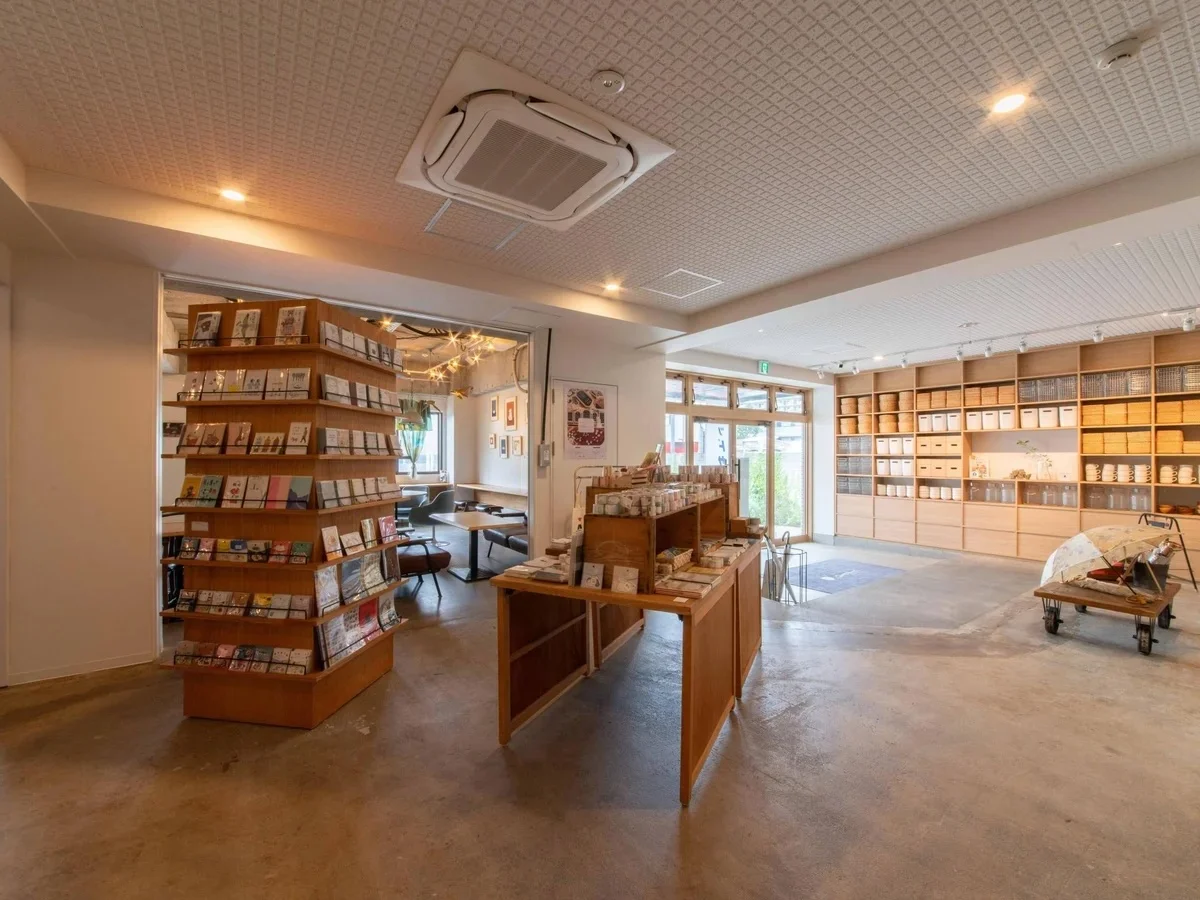 エントランスでは雑貨の販売も。こだわりのかわいいアイテムたちがずらり！