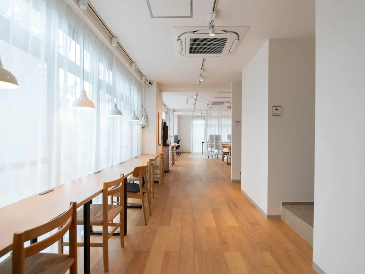 ずらっと窓に向かって続くテーブルも。各席にコンセントもついています。