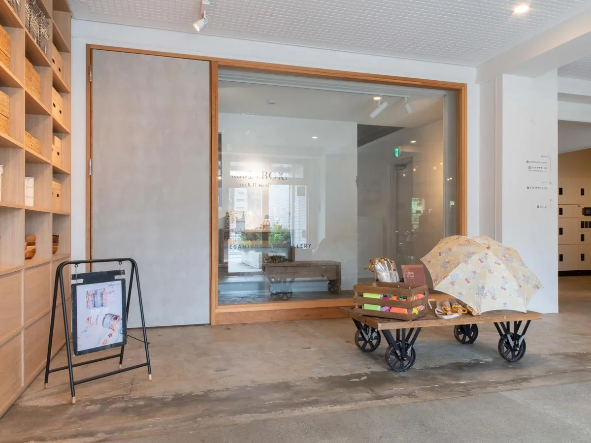 入り口正面には手紙社のアートギャラリーが。定期的に展示内容も変わるので、アートに触れる日常が送れますよ！