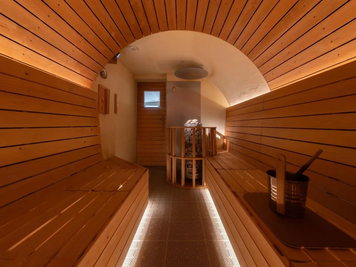 そしてこの施設の目玉のサウナ！アーチの天井が特徴です。