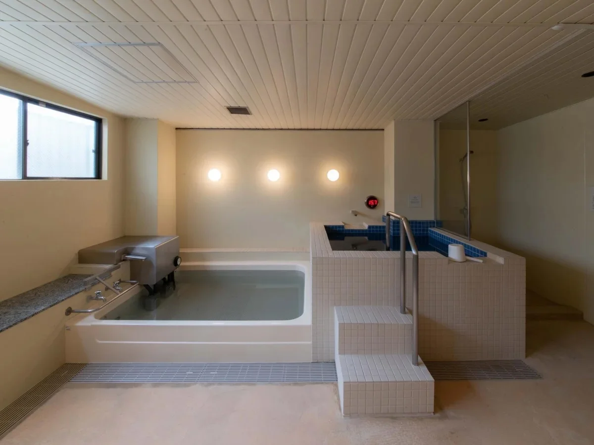 温浴と水風呂が並びます。