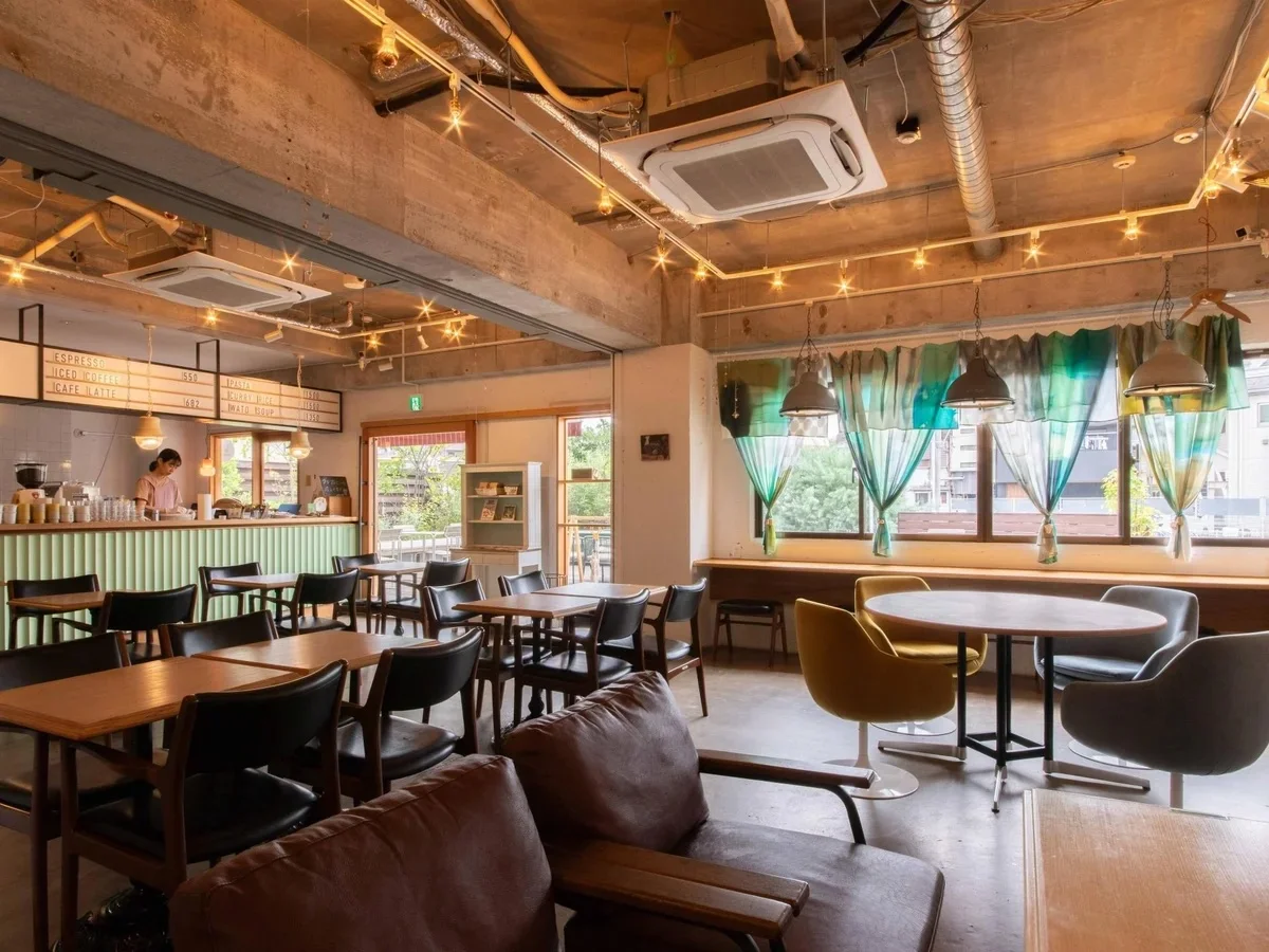 1階には手紙社のカフェが！スポット照明と窓からの光が混ざり合う、心地の良い雰囲気。