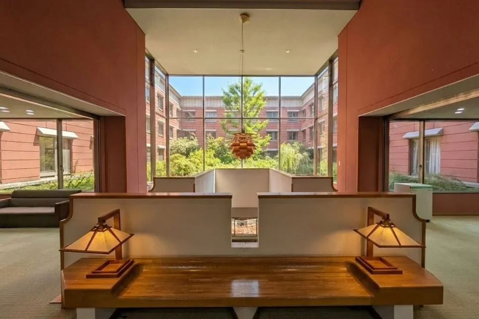 このエントランスホールが施設内の往来の中心地