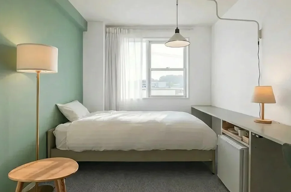 【ベーシック居室】グリーンのアクセントクロスで落ちつく空間